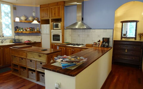 Olot: Countertop, Cabinetry, Furniture, Room, Kitchen, Property, Wood Flooring, Hardwood, Building, Interior Design