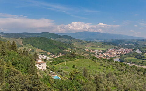 Villa Monteloro: Mountainous Landforms, Sky, Hill Station, Vegetation, Hill, Mountain, Highland, Cloud, Wilderness, Town