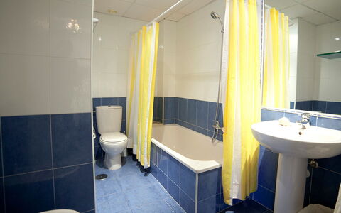 Turquesa Beach 03: Bathroom, Room, Property, Interior Design, Plumbing Fixture, Architecture, Wall, Tile, Toilet, Building