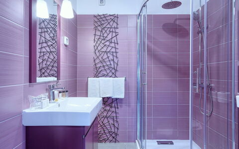 Villa Puntizela: Plumbing Fixture, Mirror, Property, Tap, Sink, Shower Head, Purple, Product, Shower Door, Bathroom