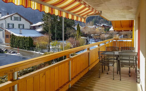 Oberei: Property, Window, Building, Wood, Tree, Real Estate, Leisure, Shade, Flooring, Plant