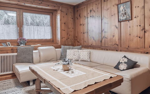 Wiese: Couch, Furniture, Property, Table, Picture Frame, Wood, Building, Window, Plant, Interior Design