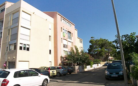 Le Méditerranée: Car, Wheel, Sky, Building, Vehicle, Property, Street Light, Window