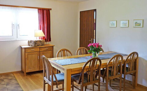 Crap Milan: Room, Furniture, Dining Room, Property, Floor, Table, Kitchen & Dining Room Table, Interior Design, Building, Hardwood