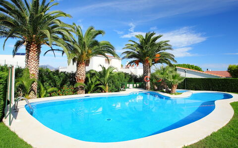 El Cubito: Water, Cloud, Sky, Plant, Daytime, Property, Swimming Pool, Nature, Azure, Shade