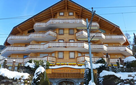 Villars 785: Sky, Building, Snow, Window, Plant, House, Urban Design, Tree, Residential Area, Wood