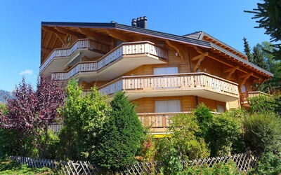 Villars 785: Sky, Plant, Building, Property, Plant Community, Window, Tree, House, Natural Landscape, Land Lot