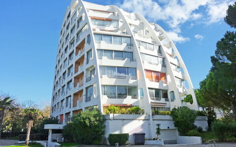 La Grande Motte 222: Sky, Building, Plant, Cloud, Daytime, Tree, Window, Tower Block, Urban Design, Condominium