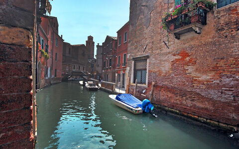 Sotoportego Venier: Canal, Body Of Water, Waterway, Water, Channel, Boat, Vehicle, Town, Watercourse, Watercraft