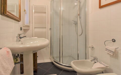 Sotoportego Venier: Bathroom, Property, Room, Plumbing Fixture, Tile, Wall, Real Estate, Architecture, Interior Design, Floor