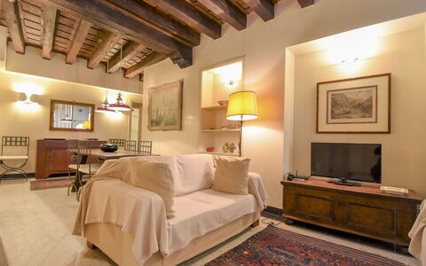Sotoportego Venier: Room, Furniture, Property, Bedroom, Interior Design, Ceiling, Building, Bed, Bed Sheet, Wall