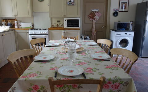 Les Londes: Tablecloth, Room, Dining Room, Furniture, Property, Table, Interior Design, Textile, Linens, Floor