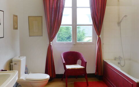 Les Londes: Room, Curtain, Property, Bathroom, Red, Interior Design, Window Treatment, Pink, Building, Floor