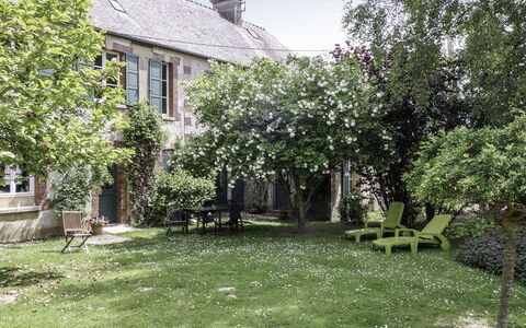 Les Londes: Plant, Property, Building, Sky, Window, Land Lot, Vegetation, House, Tree, Neighbourhood
