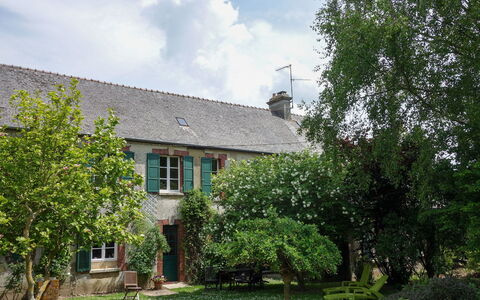 Les Londes: Plant, Cloud, Sky, Window, Building, Tree, Land Lot, House, Vegetation, Grass