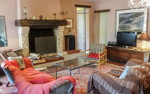 Les Londes: Furniture, Couch, Property, Picture Frame, Wood, Table, Living Room, Comfort, Lighting, Interior Design