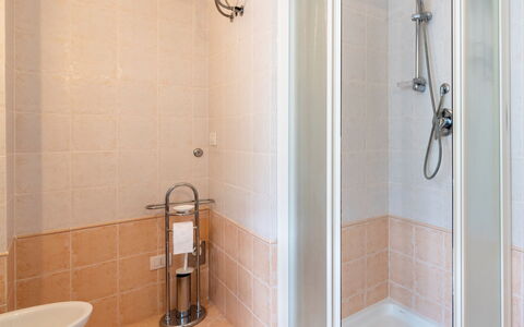 Marina di Andora 400: Plumbing Fixture, Property, Shower Head, Bathroom, Shower, Lighting, Interior Design, Floor, Shower Door