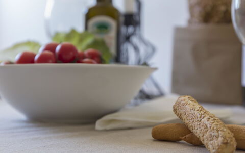 Cava Larica: Food, Tableware, Dishware, Table, Plant, Ingredient, Fruit, Serveware, Wood