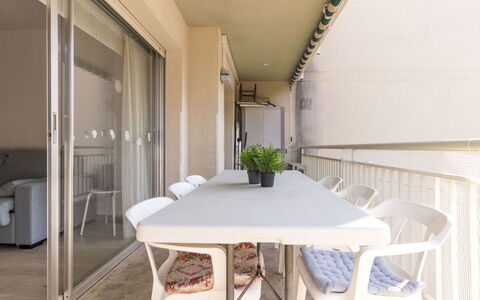 Cambrils 180: Furniture, Table, Property, Chair, Wood, Interior Design, Plant, Flooring, Building, Floor