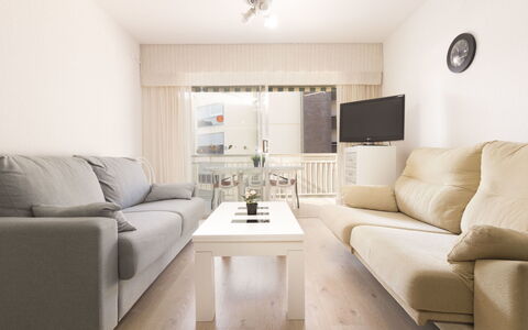 Cambrils 180: Couch, Furniture, Property, Table, Comfort, Lighting, Studio Couch, Interior Design, Lamp, Building