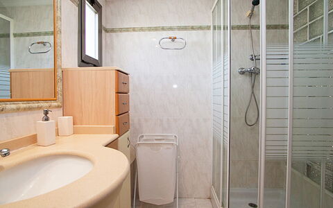 Cambrils 180: Bathroom, Property, Room, Plumbing Fixture, Tile, Interior Design, Wall, Floor, Architecture, Bathtub