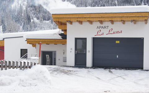 La Luna: Snow, Property, Building, Door, Architecture, Slope, Freezing, House, Tree, Wood