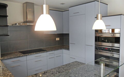 Ufem Stutz: Countertop, Cabinetry, Property, Exhaust Hood, Kitchen, Building, Kitchen Stove, Wood, Lighting, Interior Design