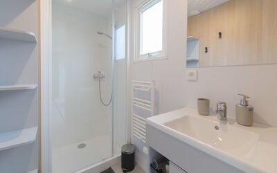 Secci Beach 200.25: Mirror, Sink, Plumbing Fixture, Property, Tap, Bathroom Sink, Bathroom, Bathroom Cabinet, Interior Design