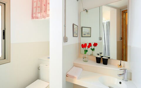 Eixample Dret Valencia Cartagena: Bathroom, Room, Property, Interior Design, House, Sink, Building, Tap, Furniture, Real Estate