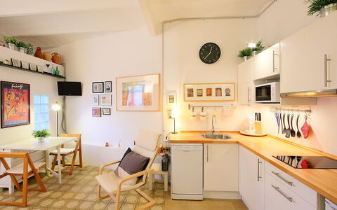 Eixample Dret Valencia Cartagena: Property, Room, Furniture, Building, Interior Design, Yellow, Kitchen, House, Real Estate, Floor