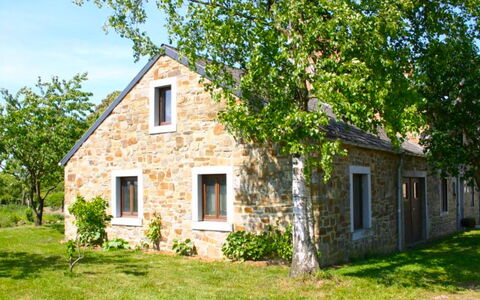 Gîte Rural Mamijana: Plant, Building, Window, Sky, Tree, House, Land Lot, Grass, Natural Landscape