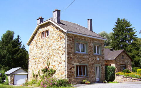 Vielsalm: Plant, Sky, Building, Window, Tree, House, Land Lot, Cottage, Residential Area