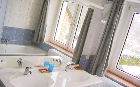 Vielsalm: Bathroom, Property, Room, Tap, Bathtub, Sink, Bathroom Accessory, Interior Design, House, Window