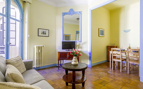 Les Colisées: Furniture, Property, Window, Houseplant, Couch, Table, Azure, Building, Interior Design, Picture Frame