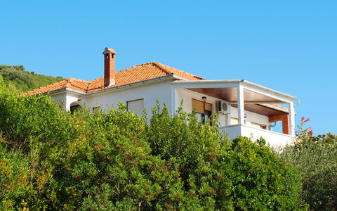 Agneza: Property, House, Vegetation, Real Estate, Home, Residential Area, Building, Roof, Architecture, Villa