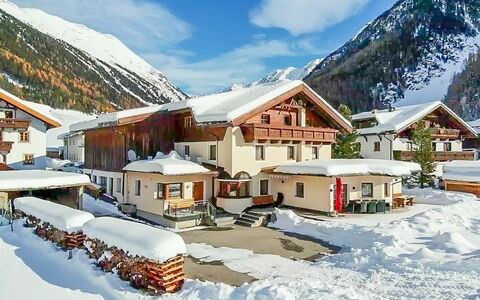 Schmittnhof: Cloud, Sky, Snow, Building, Mountain, Property, Window, House, Tree, Neighbourhood