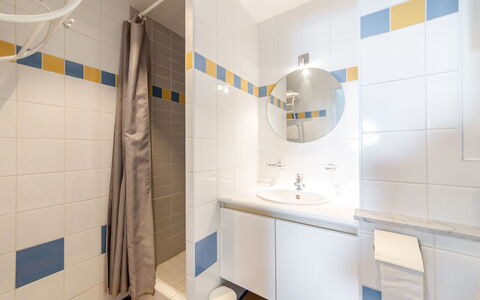 Bredene 300: Mirror, Tap, Plumbing Fixture, Property, Sink, Bathroom Sink, Bathroom, Interior Design, Building, Flooring