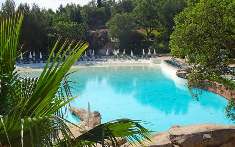 Grimaud 119: Water, Plant, Water Resources, Property, Plant Community, Sky, Tree, Natural Landscape, Azure, Nature