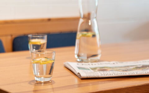 Koralle: Table, Tableware, Drinkware, Water, Barware, Stemware, Wood, Alcoholic Beverage