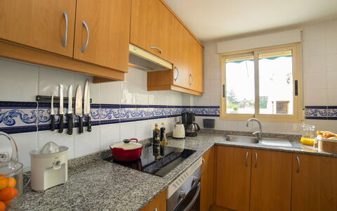 Dénia 489: Countertop, Cabinetry, Kitchen Sink, Property, Sink, Tap, Window, Kitchen, Interior Design, Kitchen Stove