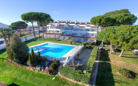 Residencial Gran Sol: Plant, Sky, Property, Water, Swimming Pool, Tree, Botany, Architecture, Building, Shade