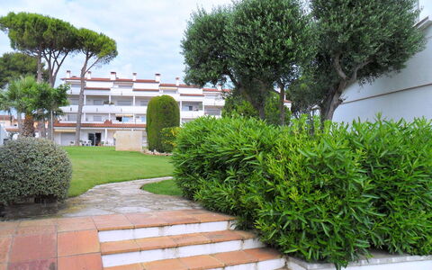 Residencial Gran Sol: Plant, Sky, Cloud, Tree, Land Lot, Urban Design, Building, Road Surface, Grass, Residential Area