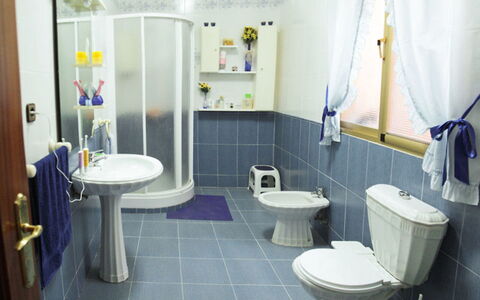 Finca la Poza: Mirror, Plumbing Fixture, Sink, Building, Tap, Purple, Bathroom, Bathroom Sink, Interior Design, Floor