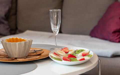 Richtpfad: Tableware, Furniture, Serveware, Food, Table, Dishware, Drinkware, Plate, Ingredient