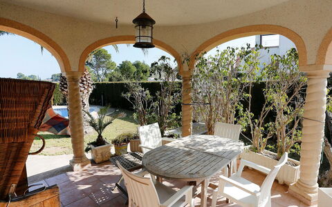Dirk: Property, Building, Room, Real Estate, Furniture, Outdoor Table, House, Estate, Interior Design, Table