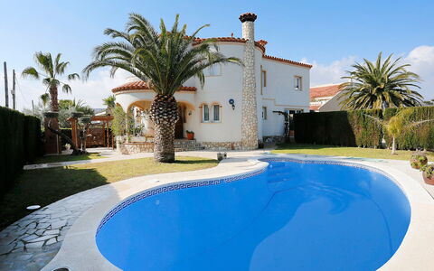 Dirk: Swimming Pool, Property, Real Estate, Building, House, Palm Tree, Azure, Vacation, Home, Villa