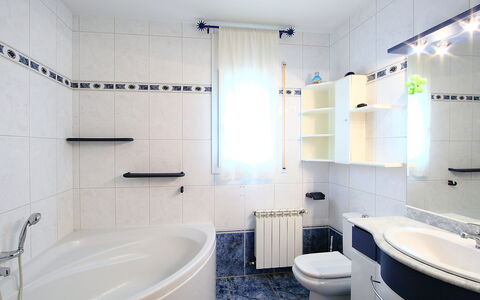 Dirk: Bathroom, Property, Room, Interior Design, Tile, Plumbing Fixture, Architecture, Wall, Ceiling, Building