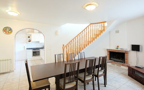 Dirk: Room, Property, Building, Furniture, Floor, Real Estate, Interior Design, Ceiling, House, Dining Room