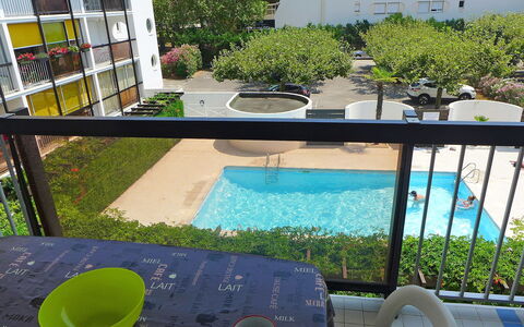 Les Terrasses du Ponant: Property, Backyard, Grass, Yard, Architecture, Table, Leisure, Courtyard, House, Landscaping