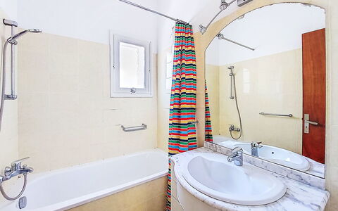 Les Trois a: Bathroom, Plumbing Fixture, Flooring, Wall, Floor, Interior Design, Tap, Plumbing, Ceiling, Bathtub